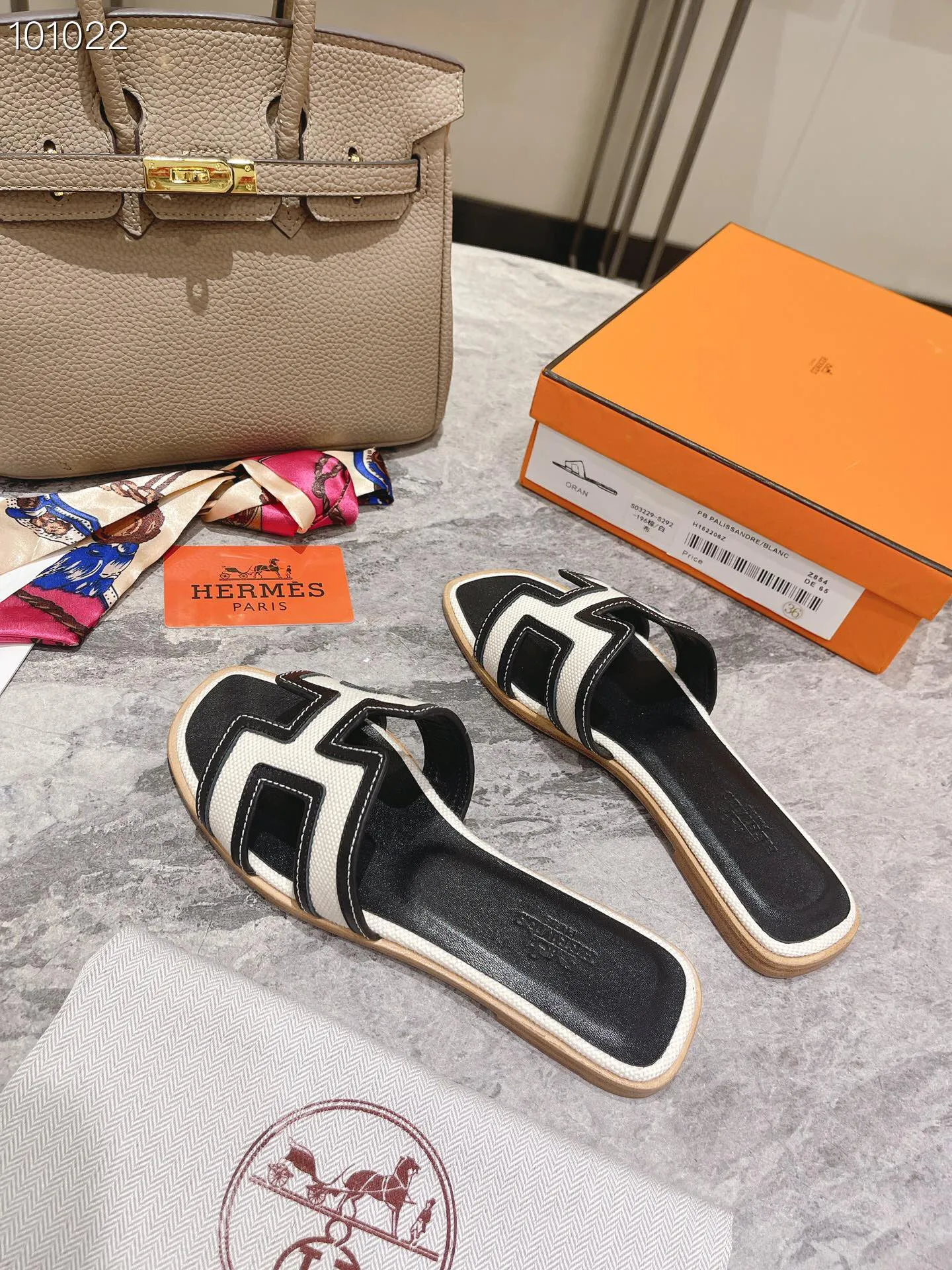 👟👟Ex-factory price 400👟👟 Genuine leather sole +50 New model for early spring, (high-end splicing and oil edge technology) newly revised version (Hermès), upgraded packaging, upgraded version and workmanship materials. Hermes®🔴The highest version of handmade shoes on the market✨✨ Top product Hermès slippers🐎 The new high-end fashion is the same as the original version, purely handmade by masters! ❥High-end customization, the highest version in the industry⚠❥Using: Hermers upper: Italian imported cowhide + original custom-grade Australian sheepskin feet + genuine leather outsole (pursuing top walking comfort) Hermes━━━━━ size: 35-40 (34.41.42 custom-made, non-returnable) Genuine leather sole Rubber sole